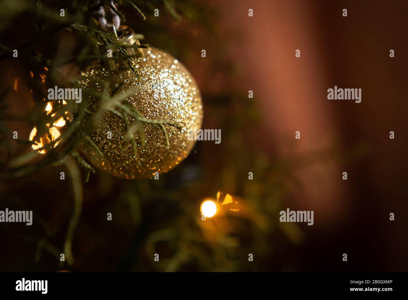 Nahaufnahme der weihnachtsornamente, die am Baum hängen Stockfoto