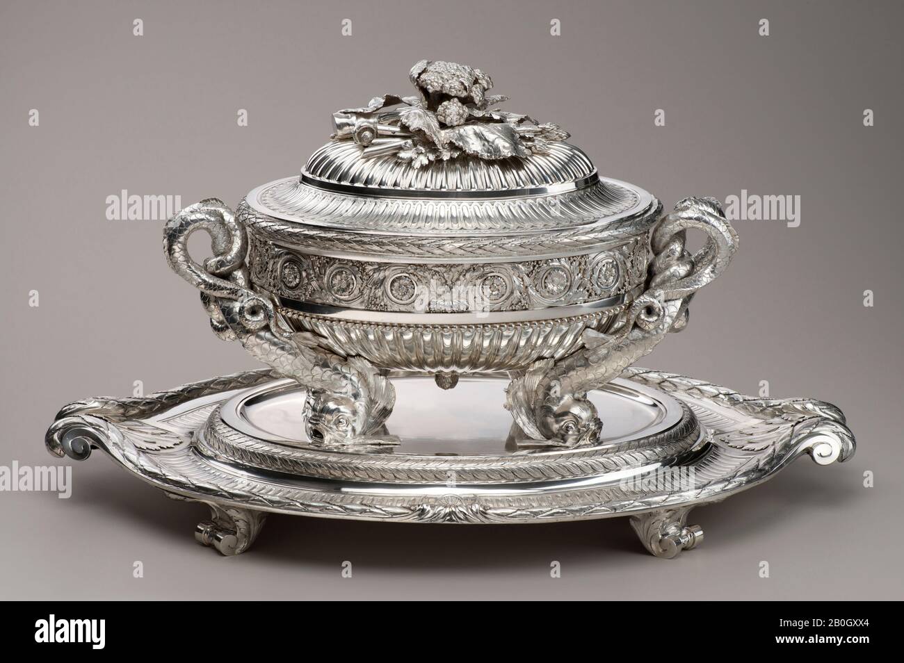 Ignaz Joseph Würth, Österreich, aktiv zwischen 1.770 und 1.800, Suppe Tureen und Ständer, 1.709-81, Silber, 14 3/4 x 27 1/8 x 17 3/4 Zoll. (37,5 x 68,9 x 45,1 cm); Gewicht: 14770,4 g Stockfoto