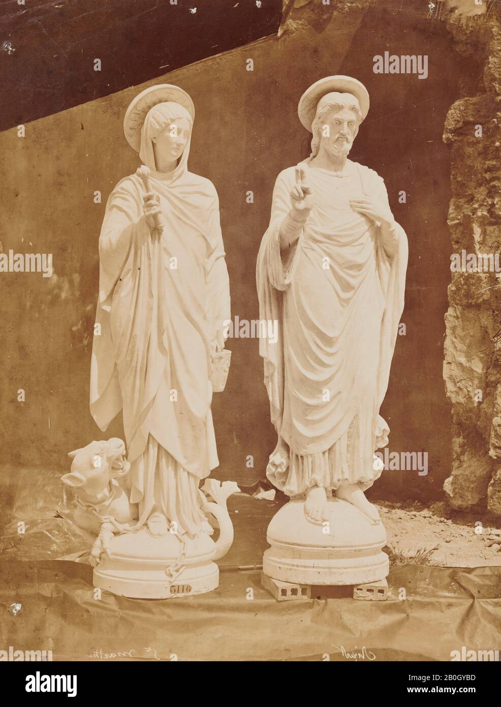 Adolphe Terris, Französisch, 1820-1900, Statuen der Heiligen Margaret und Christus, c 1879 druckt Albumen aus Wet-collodion-on-Glass negativ, Gesamt: 14 x 10 7/8 Zoll. (35,5 x 27,7 cm Stockfoto