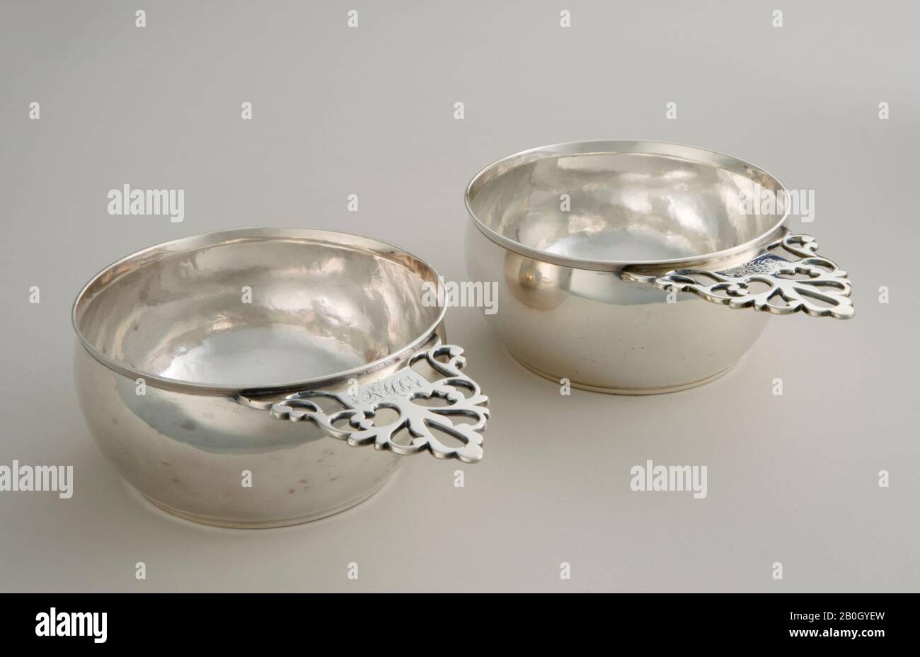 John Vernon, amerikanisch, aktiv zwischen 17898-1716, Porringer (Einer von einem Paar), c 1702-1800, Silber, Höhe: 2 3/4 Zoll (7 cm Stockfoto