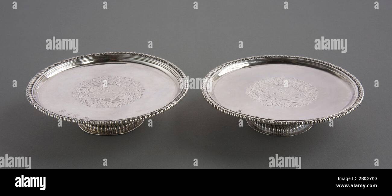 Anthony Nelme, Englisch, frei 1679/80; gestorben 1723, Paar Salvers, 1699, Silber, Gesamt: 5 3/8 Zoll (13,7 cm Stockfoto