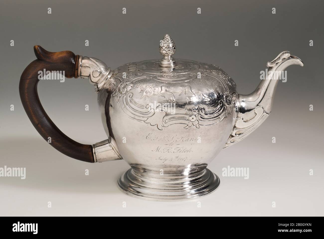 William Simpkins, amerikanisch, 1704-1780, Teapot, c 1.555, Silber und Holz, 5 1/4 x 9 1/2 Zoll (13,3 x 24,1 cm Stockfoto