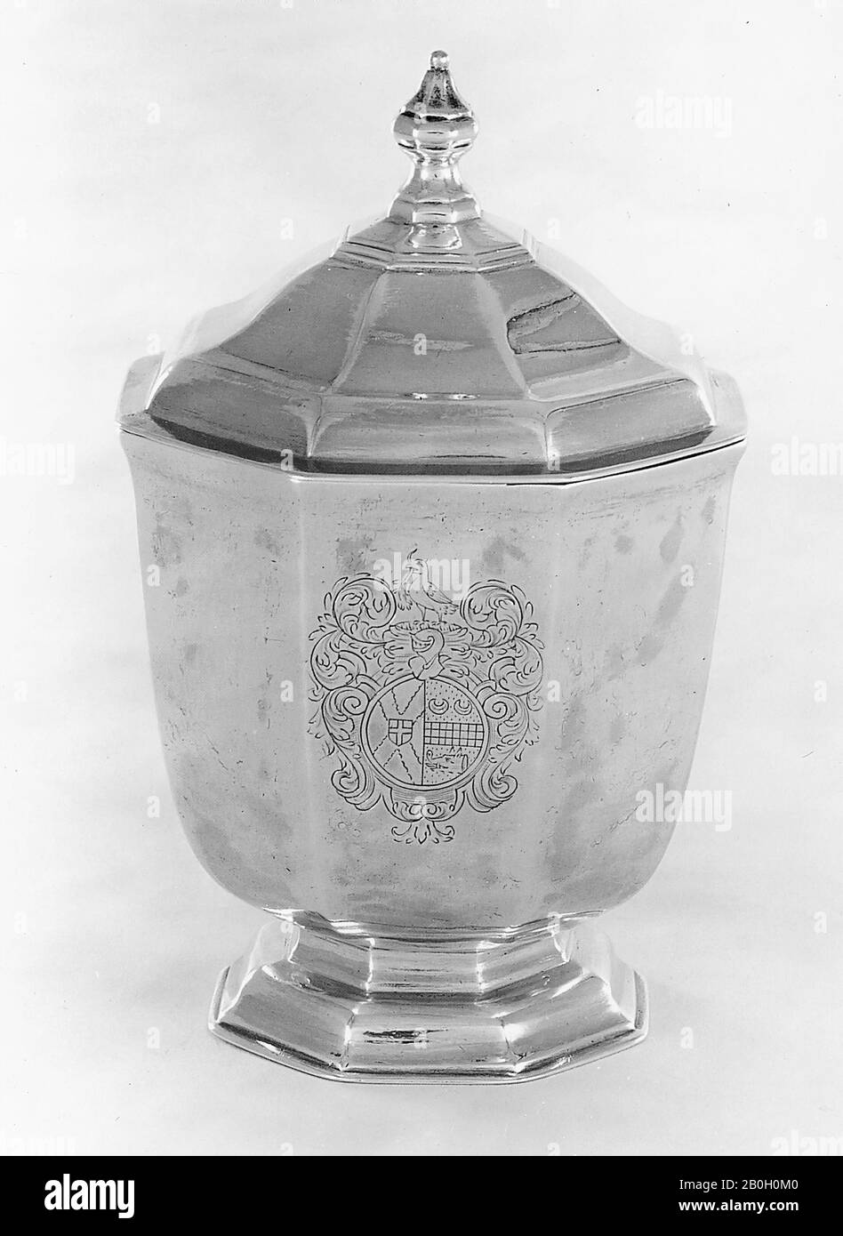 No Maker's Mark, British, Sugar Bowl und Cover, 1713-15, Silber, 5 1/2 x 3 11/16 Zoll. (14 x 9,4 cm Stockfoto No Maker's Mark, British, Sugar Bowl und Cover, 1713-15, Silber, 5 1/2 x 3 11/16 Zoll. (14 x 9,4 cm Stockfoto