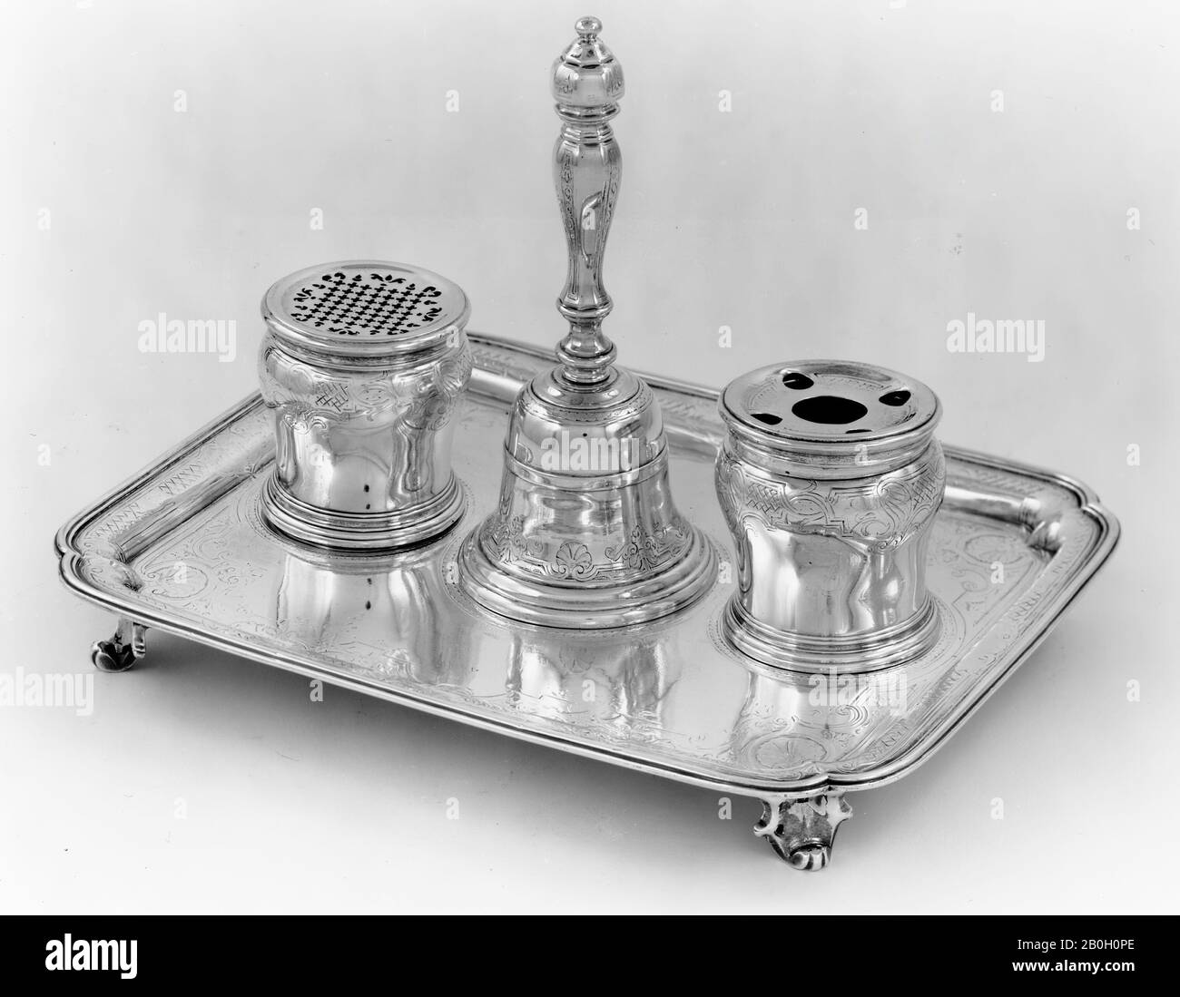 Paul de Lamerie, Englisch, 1688-1751, Inkstand, 1732-32, Silber, 5 15/16 x 8 11/16 x 6 3/4 Zoll. (15,1 x 22,1 x 17,1 cm Stockfoto