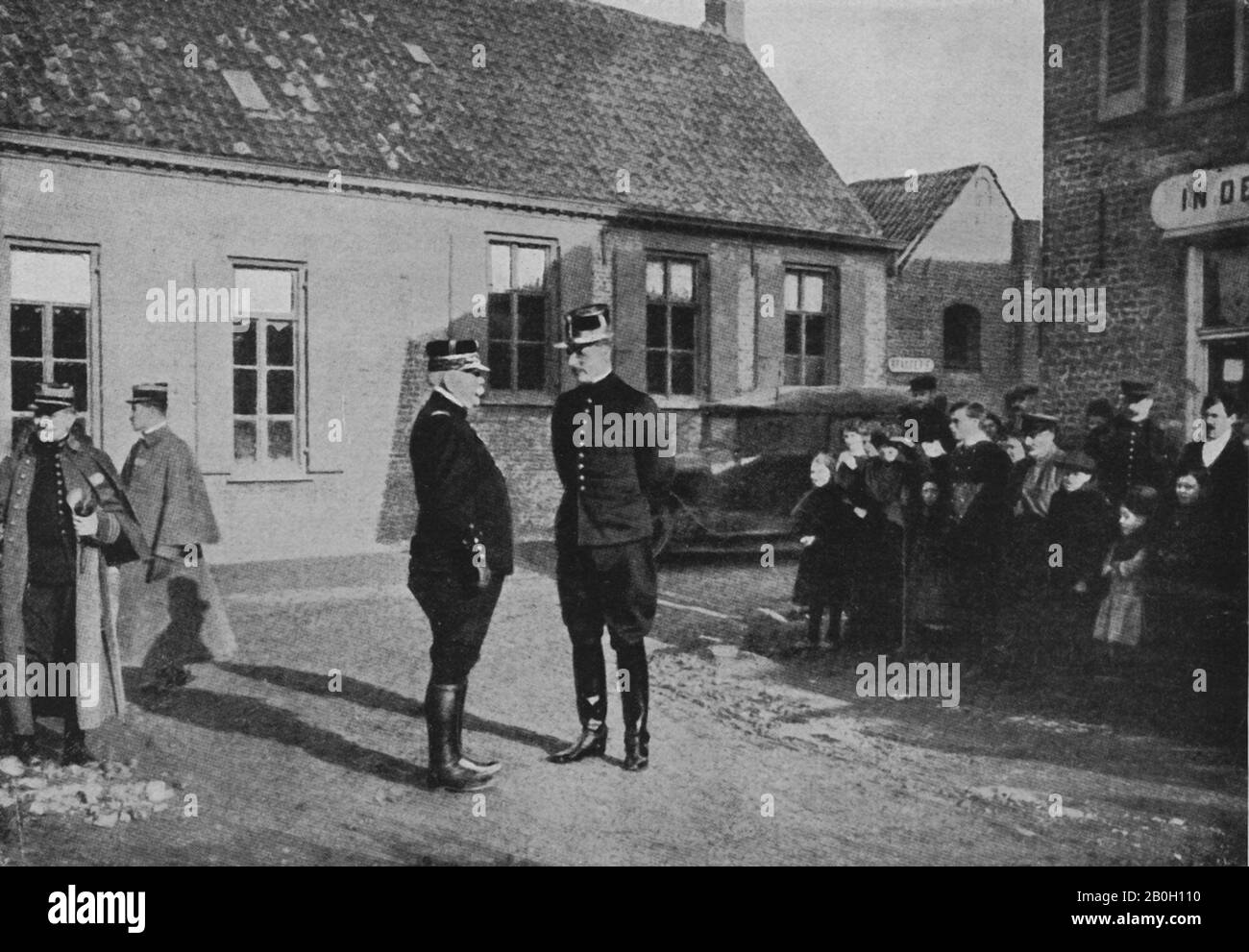 Der König der Belgier Albert das erste Gespräch mit dem französischen General Joffre in einem Dorf in der Nähe von Ypern, Belgien, um die Zeit im ersten Weltkrieg im Jahre um das Jahr 1915 Stockfoto
