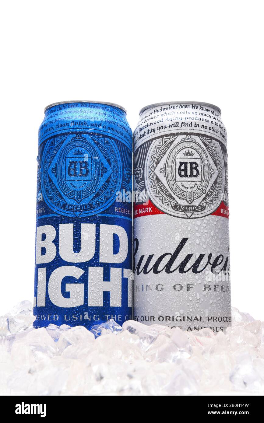 Irvine, KALIFORNIEN - 21. MÄRZ 2018: Budweiser und Bud Light King Dosen in Eis. Budweiser und Bud Light sind zwei der beliebtesten Biere in den USA Stockfoto