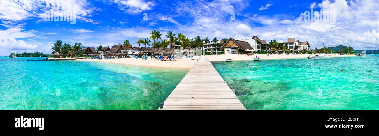 Resort auf der Insel Mauritius. Blaue Bucht mit kristallklarem Wasser. Tropische Insellandschaft Stockfoto