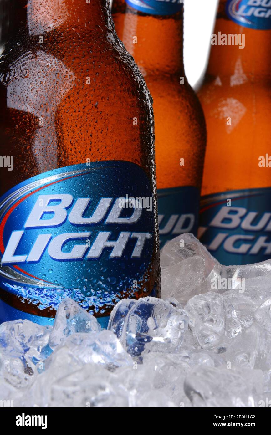 Irvine, CA - 30. MAI 2014: Nahaufnahme von drei Bud-Light-Bierflaschen in Eis. Von Anheuser-Busch InBev ist Bud Light das meistverkaufte Hausbier in Th Stockfoto