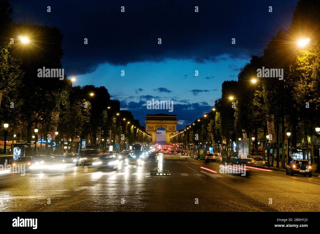 Die Champs Elysees, mit dem Arc de Triomphe bei Nacht, Paris, Ile de France, Europa Stockfoto