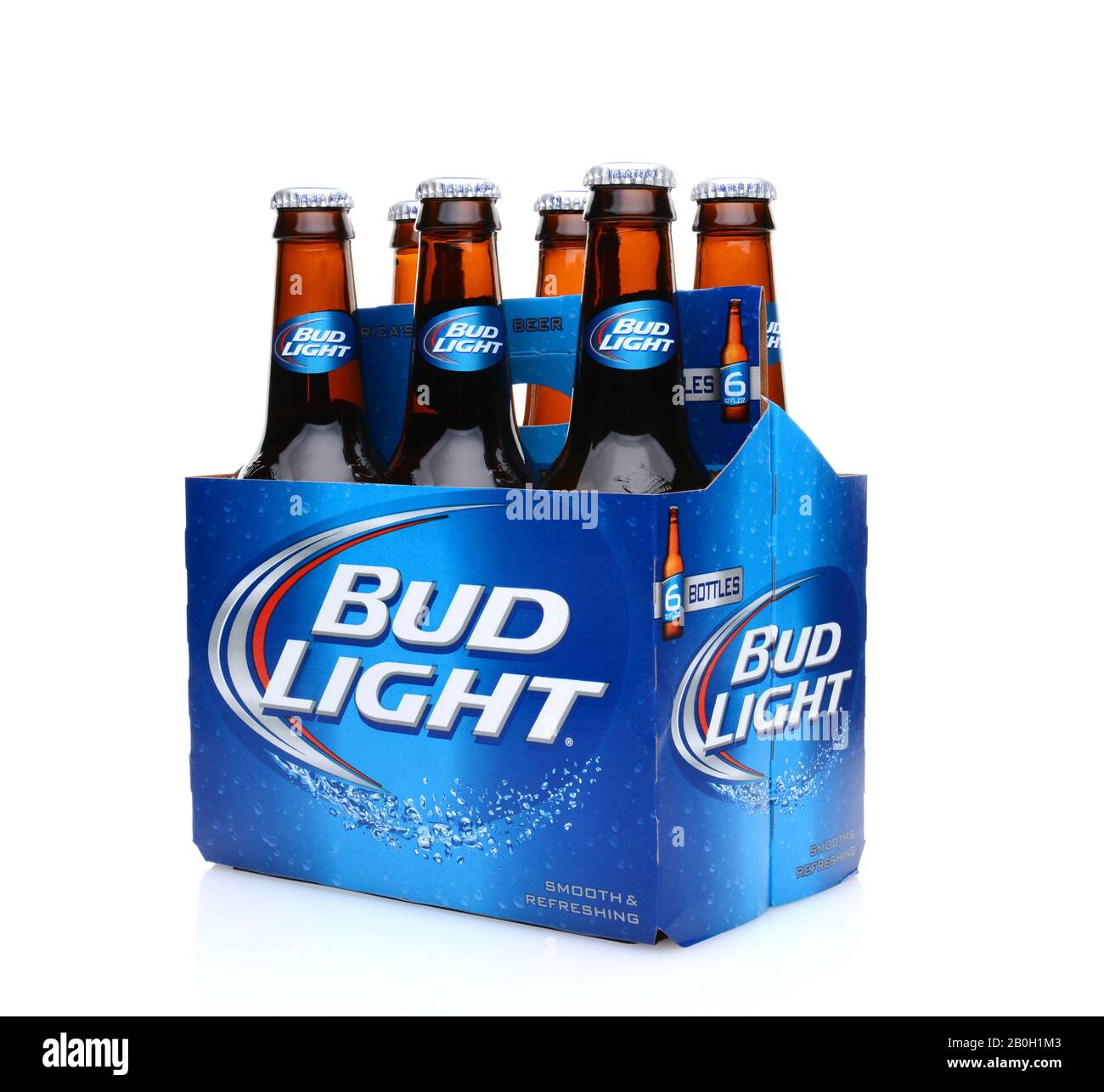 Irvine, CA - 25. MAI 2014: Eine dreiviertel Ansicht eines Bud-Light-Bieres mit 6 Stück. Von Anheuser-Busch InBev ist Bud Light die Nummer eins, die Domesti verkauft Stockfoto