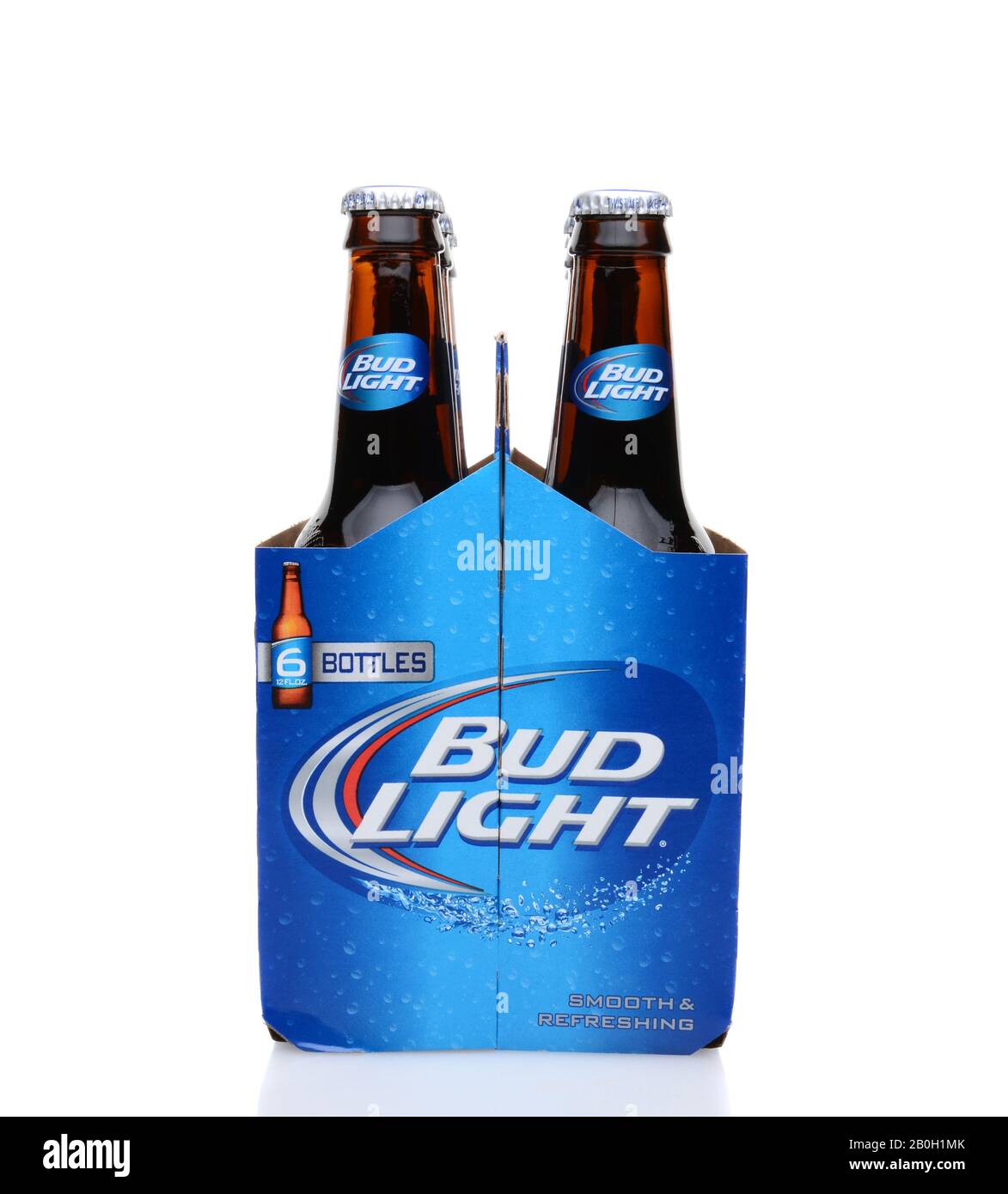 Irvine, CA - 25. MAI 2014: Eine 6-er Packung Bud Light Beer, Endansicht. Von Anheuser-Busch InBev ist Bud Light die Nummer, die ein Hausbier im U verkauft Stockfoto