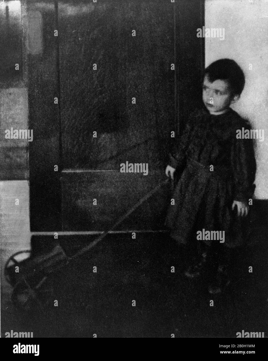 Clarence Hudson White, amerikanisch, 1871-1925, Junge mit Wagen, Juli 1908, Photogravure, Bild: 7 13 / 16 x 6 3/16 Zoll (19,9 x 15,7 cm Stockfoto
