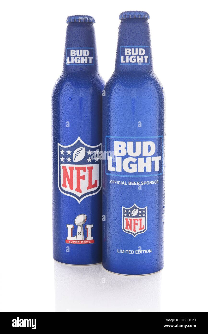 Irvine, KALIFORNIEN - 13. JANUAR 2017: Leichte Aluminiumflaschen aus Knospe. Die wiederverschließbaren Flaschen sind mit den Logos NFL und Super Bowl LI ausgestattet. Stockfoto