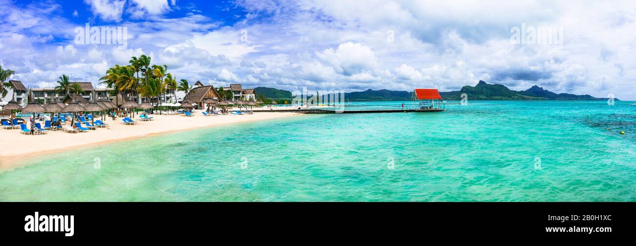 Resort auf der Insel Mauritius. Blaue Bucht mit kristallklarem Wasser. Tropische Insellandschaft Stockfoto