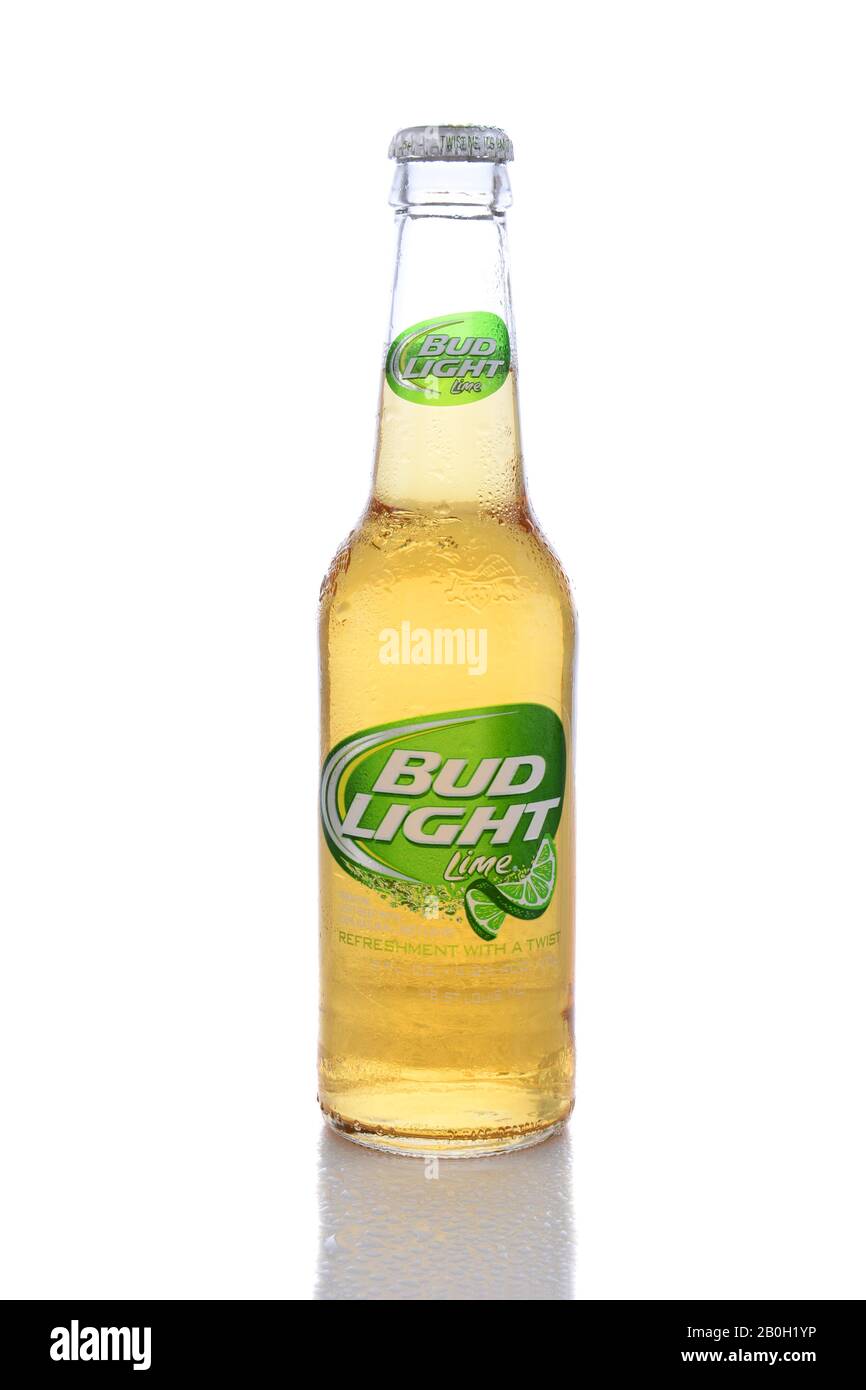 Irvine, CA - 14. JUNI 2015: Eine Flasche Bud Light Lime. Von Anheuser-Busch InBev ist Bud Light Lime ein aromatisiertes Bier, das 2008 eingeführt wurde. Stockfoto