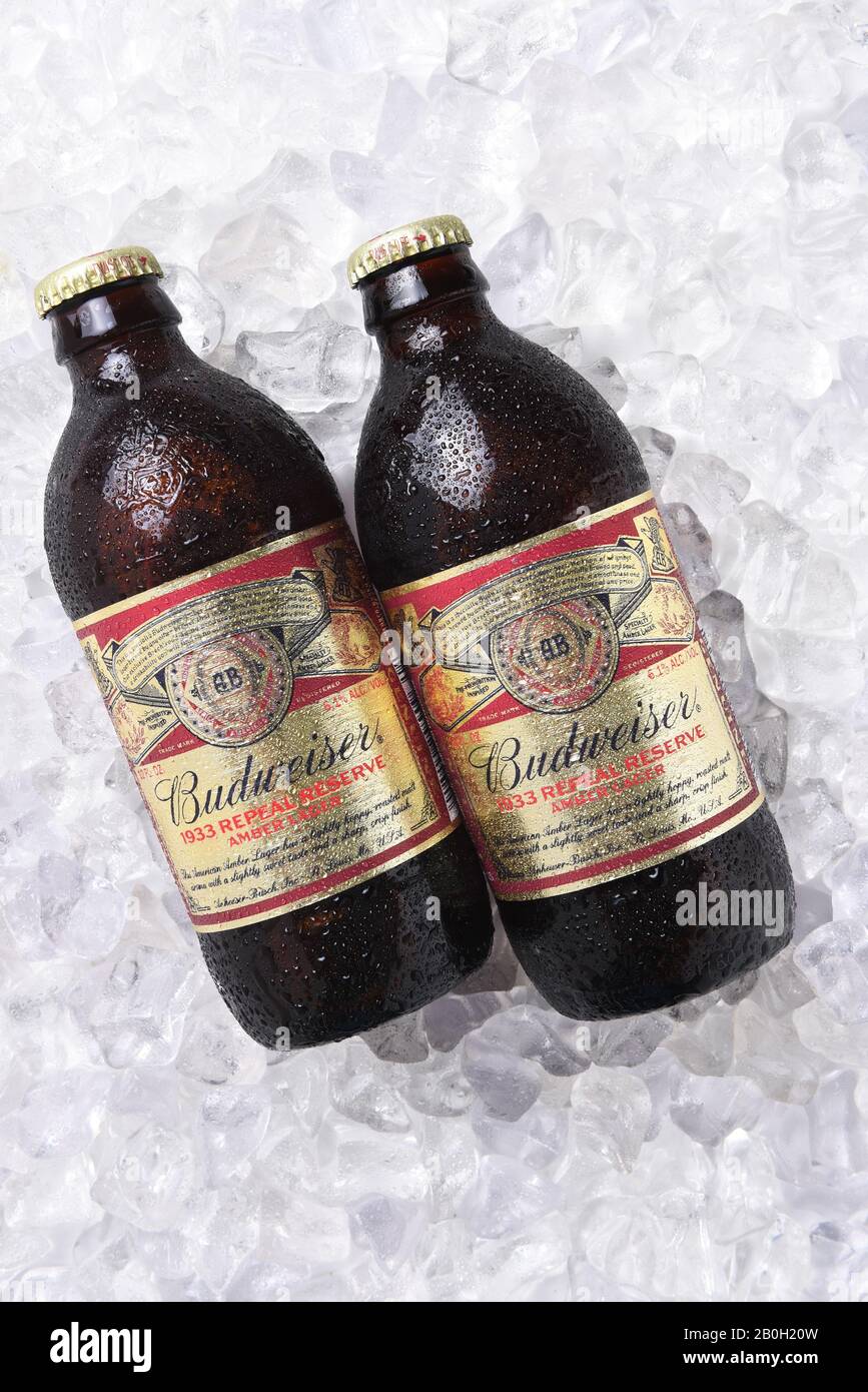 Irvine, CA - 7. NOVEMBER 2017: Flaschen Budweiser 1933 Repeal Reserve Amber Lager auf Eis. Budweiser veröffentlicht dieses historisch inspirierte Rezept t Stockfoto