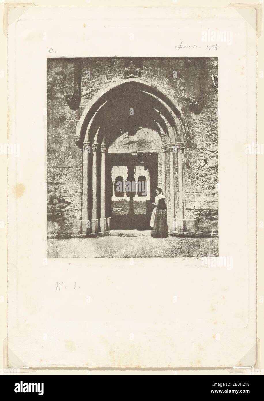 Charles Nègre, Französisch, 1820-1880, Arlesienne am Eingang der Cloisters von St. Trophime, 1851-3, Früher Photogravure, Foto: 6 3/4 x 5 11/16 in. (17,1 x 14,4 cm Stockfoto