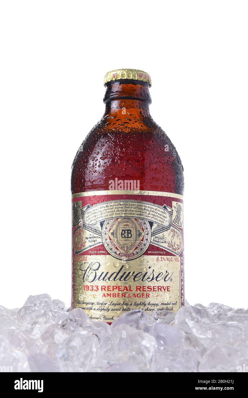 Irvine, CA - 12. MÄRZ 2018: Flasche Budweiser 1933 Repeal Reserve Amber Lager im Eis. Budweiser veröffentlicht dieses historisch inspirierte Rezept zu c Stockfoto