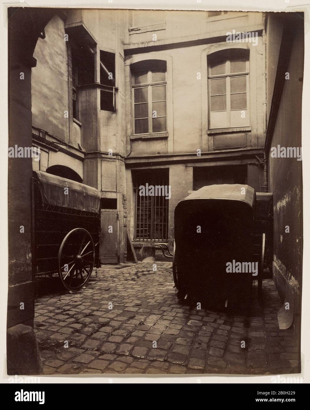 Jean Eugène Auguste-Atget, Französisch, zwischen den Jahren von 1857 und 1927, Cour 16 rue Saurelin (?), c. 1912, Goldtonalbumendruck, 8 9/16 × 7 Zoll (21,7 × 17,8 cm Stockfoto