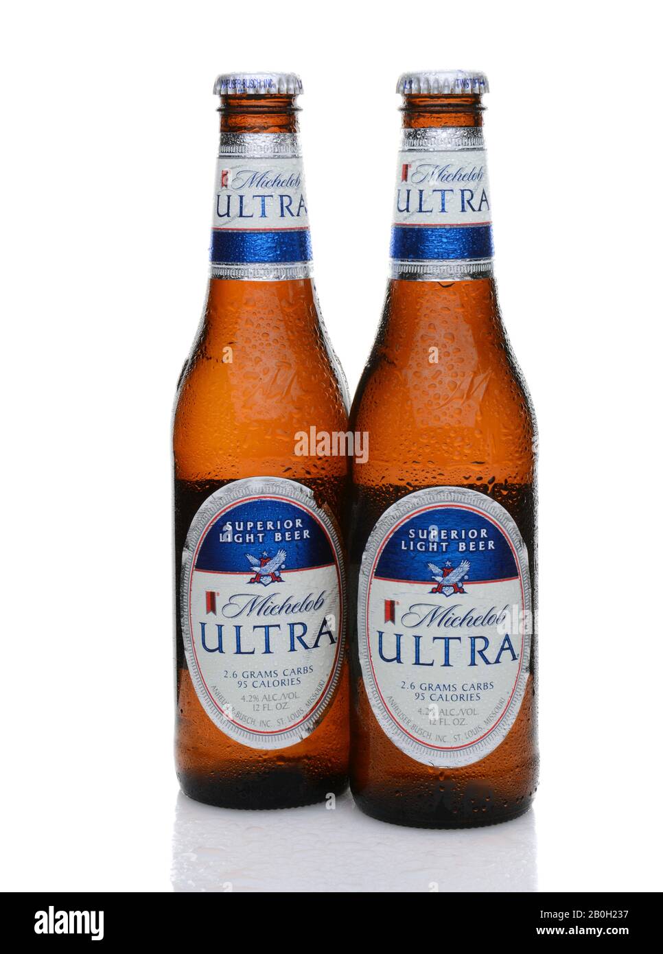 Irvine, CA - 25. MAI 2014: Zwei Flaschen Michelob Ultra mit Kondensation. Michelob Ultra wurde 2002 eingeführt und ist ein leichtes Bier mit reduziertem Kalorienverbrauch Stockfoto
