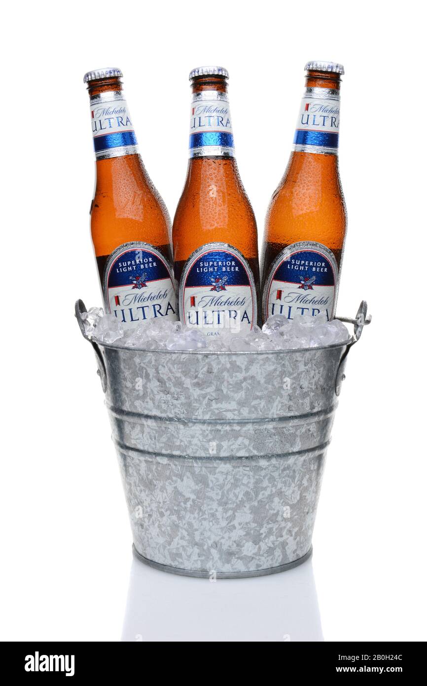 Irvine, CA - 25. MAI 2014: Michelob Ultra Flaschen in einem Eimer Eis. Michelob Ultra wurde 2002 eingeführt und ist ein leichtes Bier mit reduziertem Kalorien- und Karbverbrauch Stockfoto