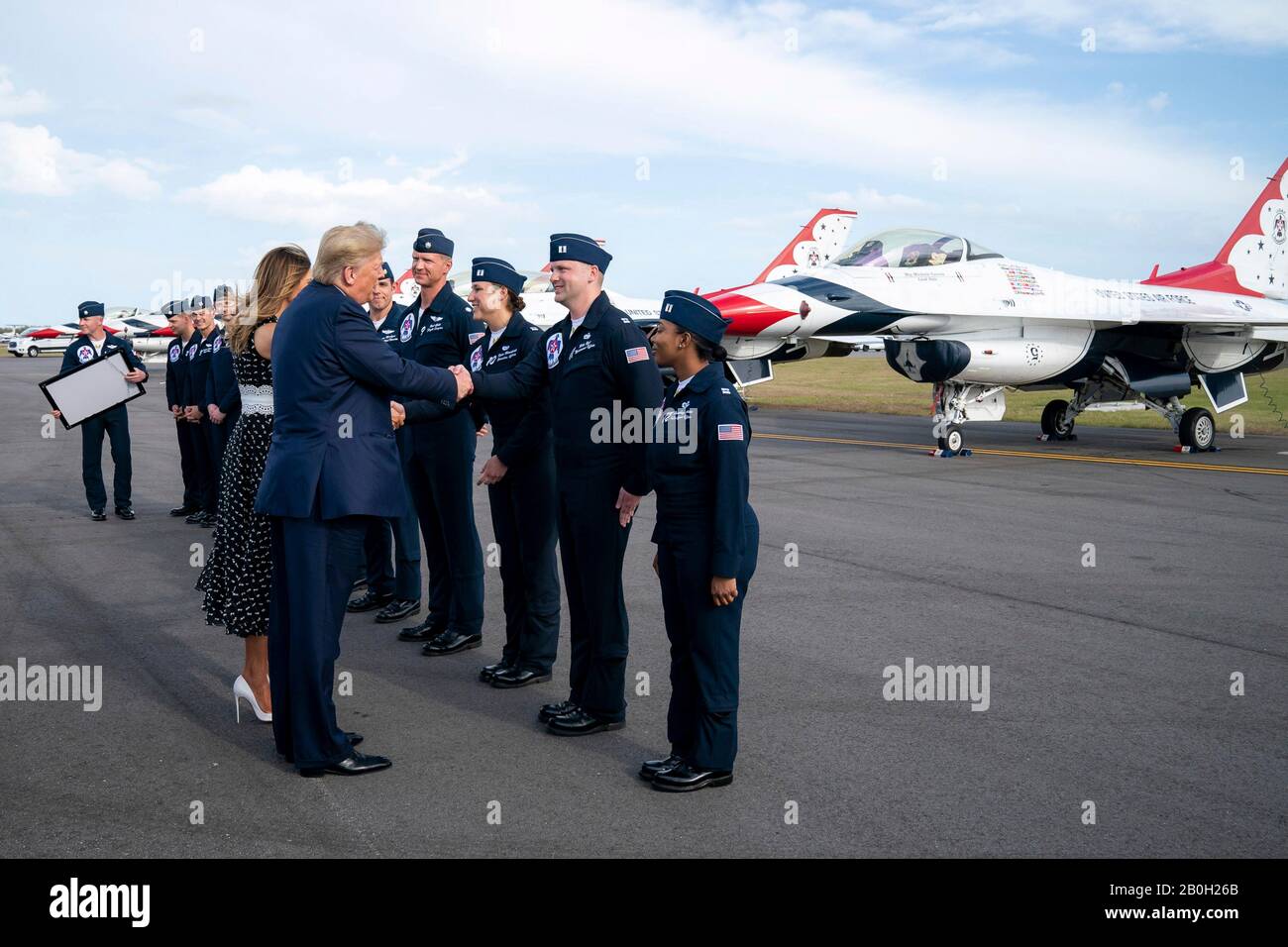 US-Präsident Donald Trump und First Lady Melania Trump begrüßen Mitglieder der Demonstrationsstaffel der United States Air Force Thunderbirds am Daytona International Airport am 16. Februar 2020 in Daytona Beach, Florida. Trump diente später als offizieller Starter des NASCAR Daytona 500 Autorennen und fuhr in der Präsidentenlimousine rund um die Strecke. Stockfoto