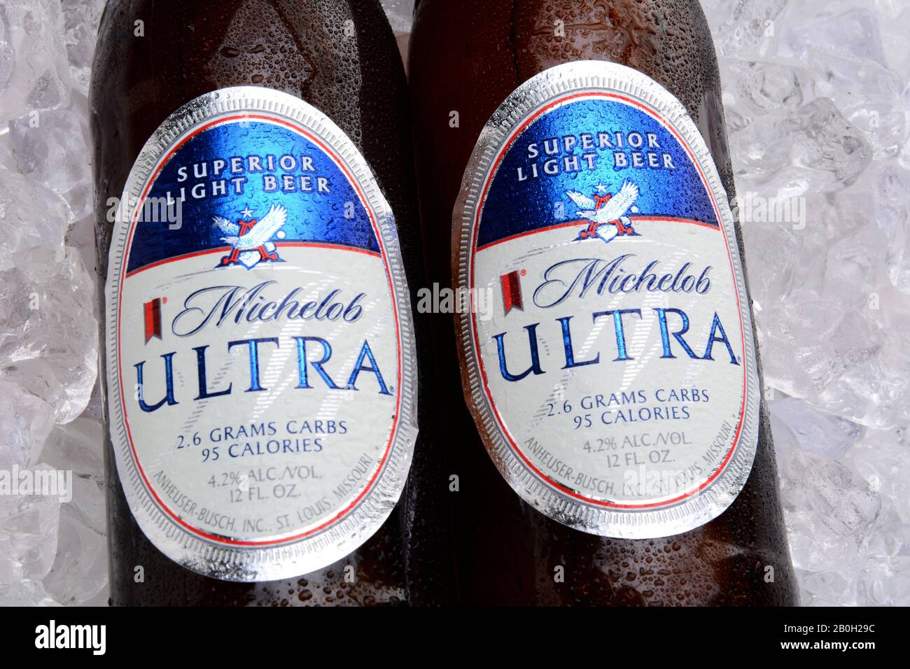 Irvine, CA - 25. MAI 2014: Zwei Flaschen Michelob Ultra auf einem Eisbett. Michelob Ultra wurde 2002 eingeführt und ist ein leichtes Bier mit reduziertem Kalorienverbrauch Stockfoto