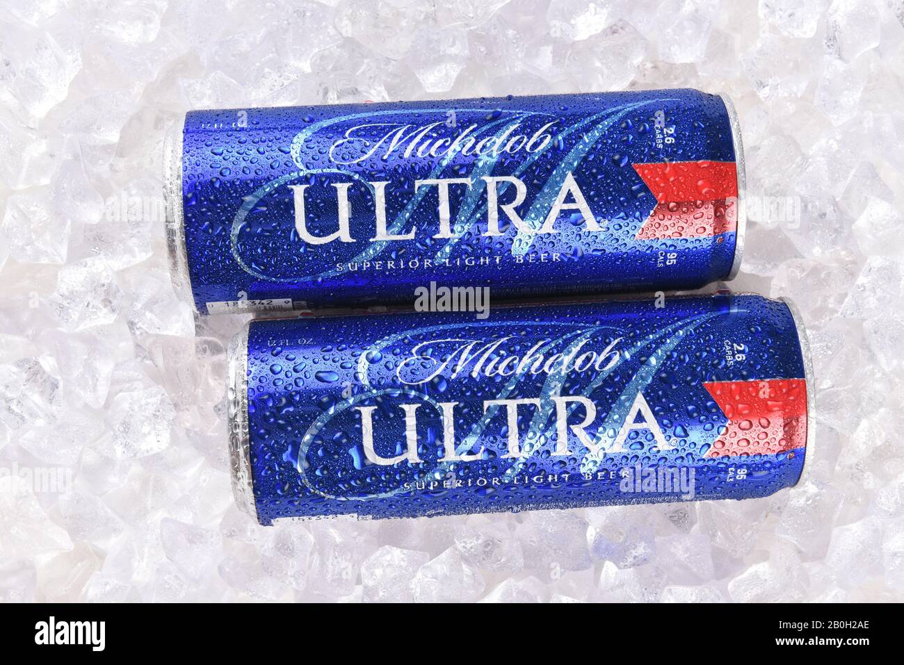 Irvine, CA - 6. AUGUST 2018: Zwei Michelob Ultra Beer 12 Unzen Dosen in Eis. Ein kalorienarmes und kalorienarmes Bier aus Anheuser-Busch. Stockfoto