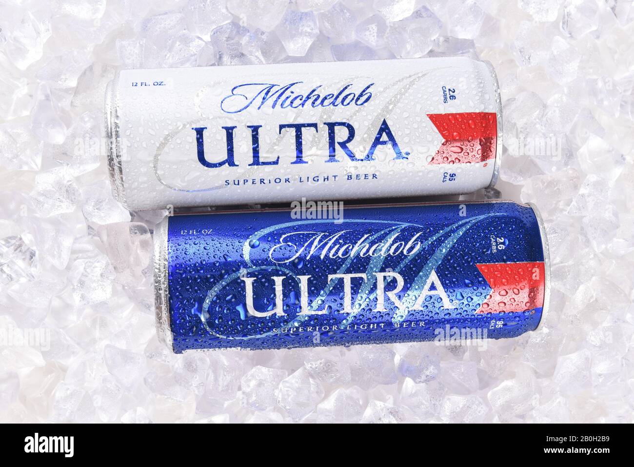 Irvine, CA - 6. AUGUST 2018: Zwei Michelob Ultra Beer 12 Unzen Dosen in Eis. Ein kalorienarmes und kalorienarmes Bier aus Anheuser-Busch. Stockfoto