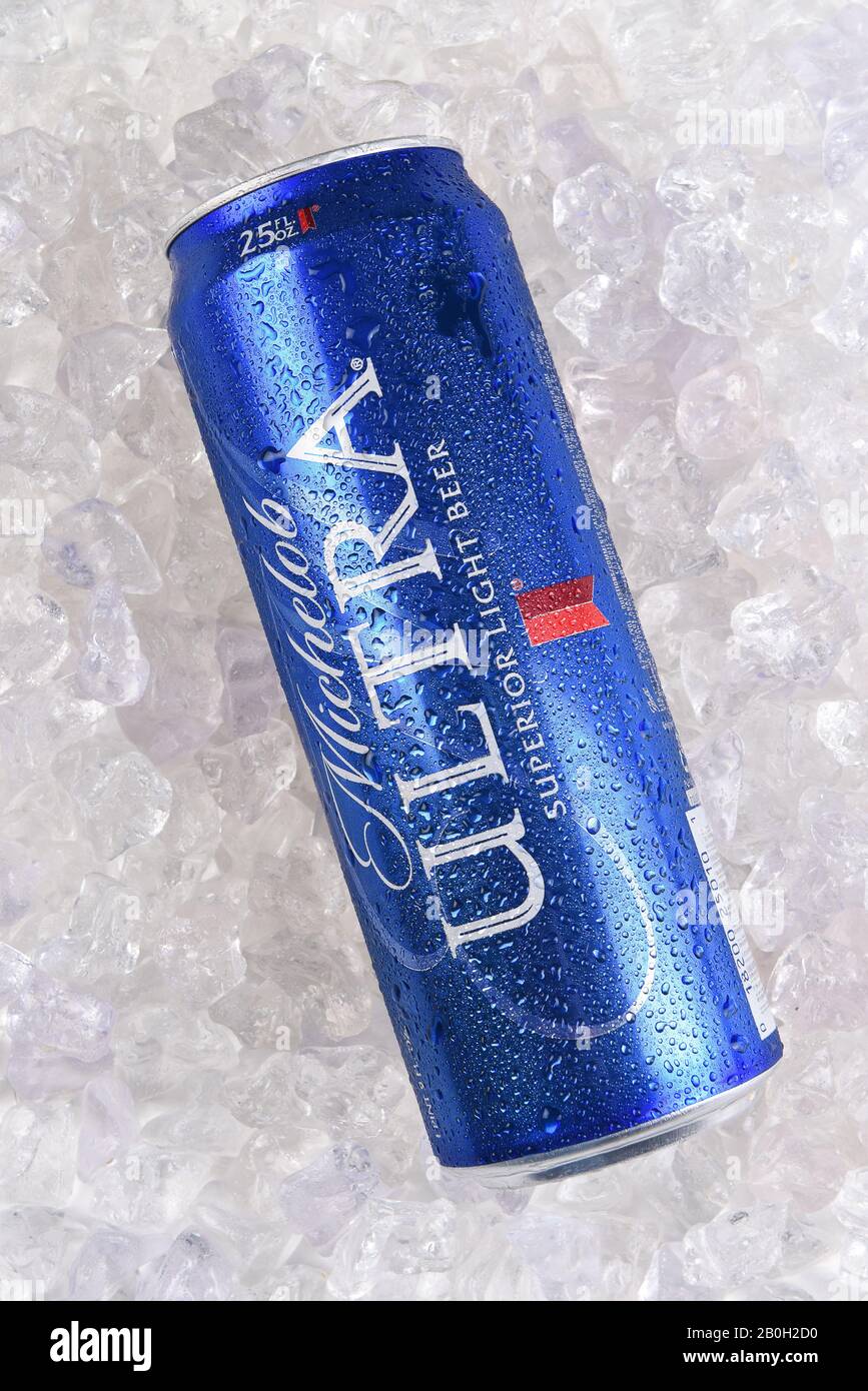 Irvine, KALIFORNIEN - 21. MÄRZ 2018: Eine 25-Unze-Dose Michelob Ultra Bier auf Eis. Ein kalorienarmes und kalorienarmes Bier aus Anheuser-Busch. Stockfoto