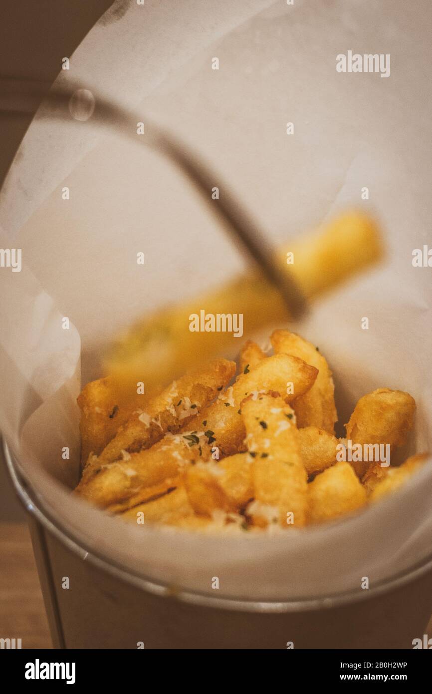 Trüffelfries Knusprige Pommes Frites, in Trüffelöl geworfen und mit rasiertem Parmesan bestockt Stockfoto