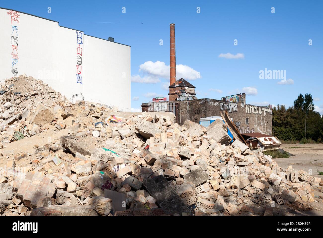 29.09.2018, Berlin, Berlin, Deutschland - Unbebautes Gelände vor den Trümmern der Eisfabrik in der Koepenicker Straße in Berlin-Mitte. 00P180929D039C Stockfoto
