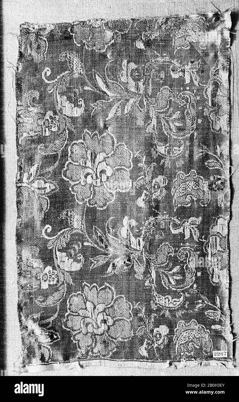 Stück, Französisch, Anfang 18. Jahrhundert, Französisch, Seide, Gesamt: 10 5/8 x 16 7/8 Zoll (27 x 42,9 cm), Textil-Backofen Stockfoto