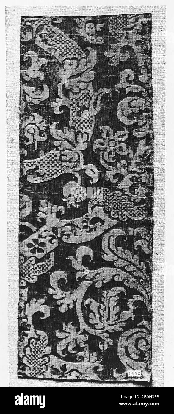 Stück, Italienisch, 16. Jahrhundert, Italienisch, Seide, Gesamt: 18 3/4 x 7 Zoll (47,6 x 17,8 cm), Textil-Backofen Stockfoto