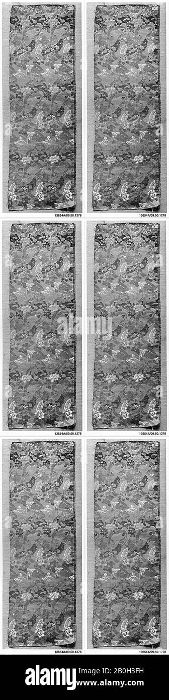 Stück, Japan, 19. Jahrhundert, Japan, Seide, 25 x 7 3/4 Zoll (63,50 x 19,68 cm), Textil-Backofen Stockfoto