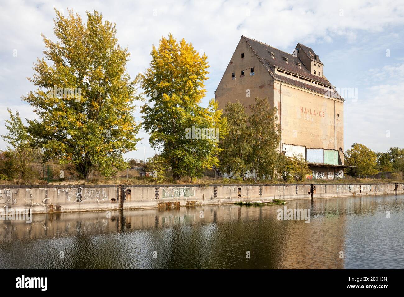 06.10.2018, Leipzig, Sachsen, Deutschland - Ruinen des Getreidesilos der Hafen-Lagerhaus-Gesellschaft HA-LA-GE am Lindenauer Hafen in Leipzig-Lindenau. 00P18 Stockfoto