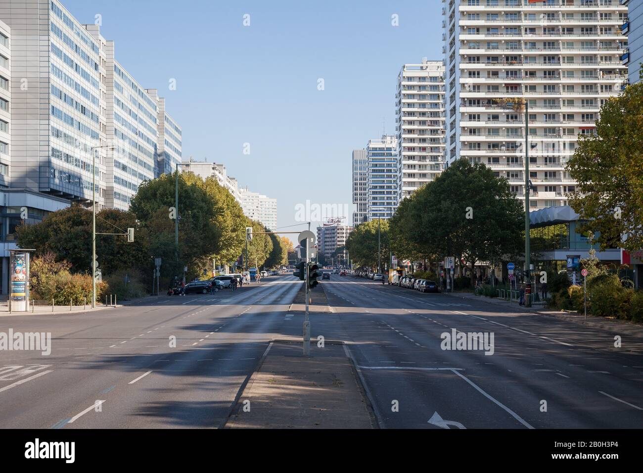13.10.2018, Berlin, Berlin, Deutschland - autofreie Leipziger Straße in Berlin-Mitte kurz vor der Demonstration unteilbar am 13.10.2018. 00P181013 Stockfoto 13.10.2018, Berlin, Berlin, Deutschland - autofreie Leipziger Straße in Berlin-Mitte kurz vor der Demonstration unteilbar am 13.10.2018. 00P181013 Stockfoto