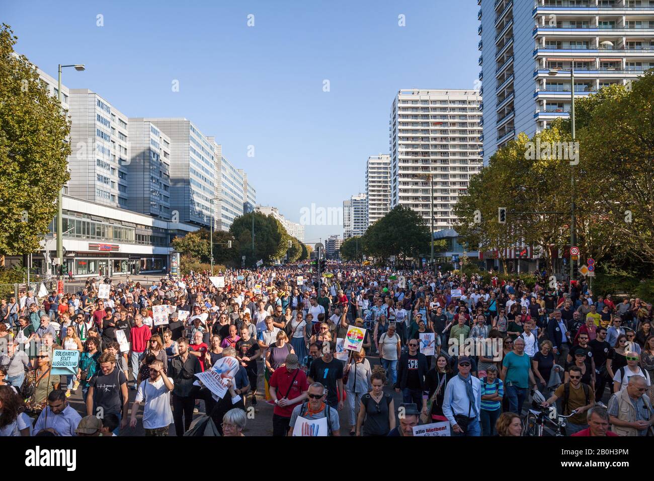 13.10.2018, Berlin, Berlin, Deutschland - Demonstranten bei der Demonstration unteilbar am 13.10.2018 in der Leipziger Straße in Berlin-Mitte. 00P181013D001 Stockfoto 13.10.2018, Berlin, Berlin, Deutschland - Demonstranten bei der Demonstration unteilbar am 13.10.2018 in der Leipziger Straße in Berlin-Mitte. 00P181013D001 Stockfoto