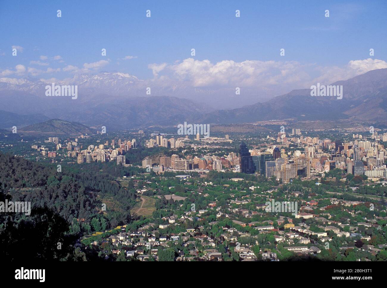 CHILE, SANTIAGO, BLICK AUF DIE STADT MIT DEM HINTERGRUND DER ANDEN Stockfoto