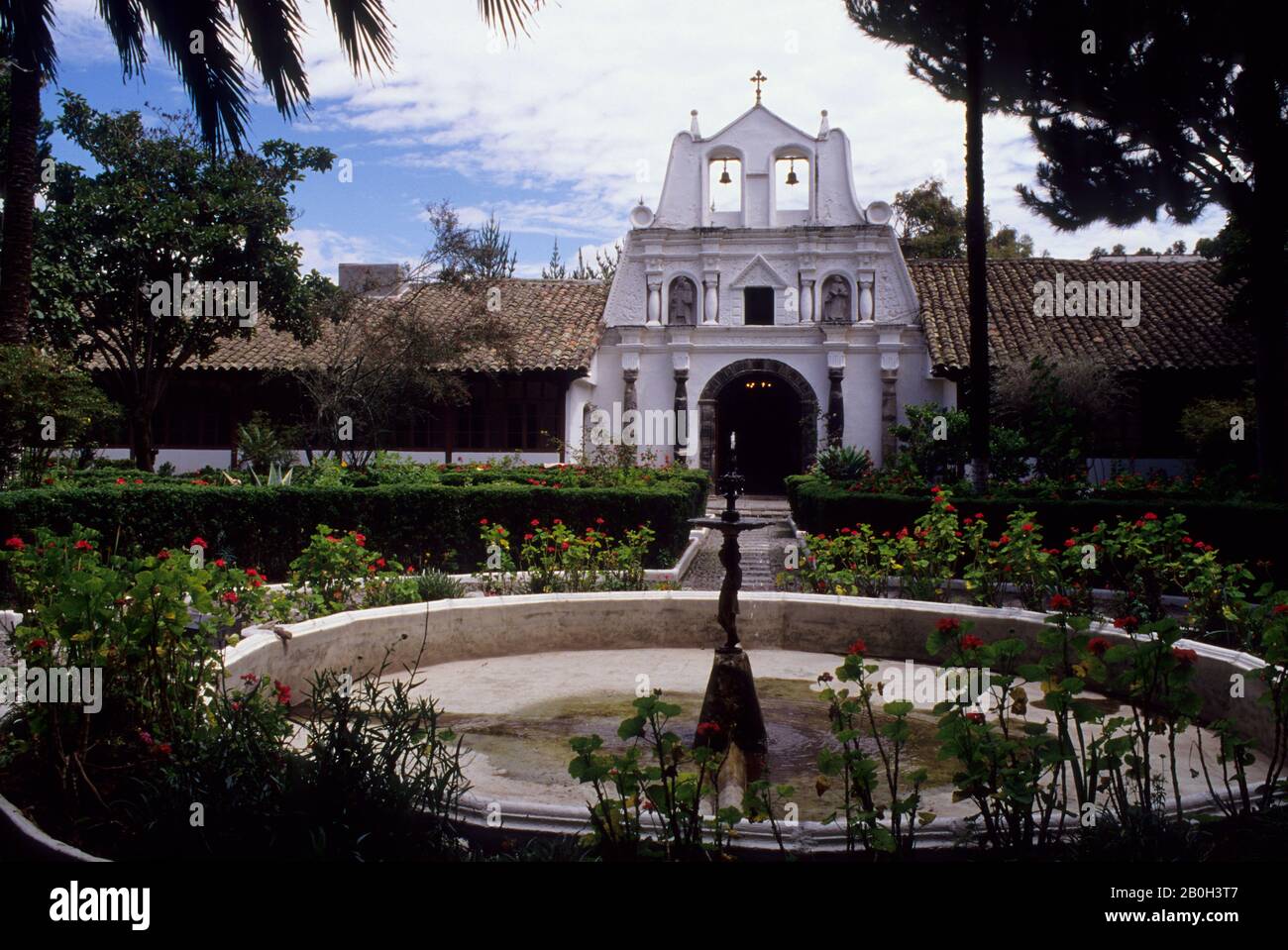 ECUADOR, HIGHLANDS, HOTEL, HOSTERIA 'LA CIENEGA' ERBAUT 1602, ALTE KOLONIALFARM, BLICK AUF DIE KAPELLE Stockfoto