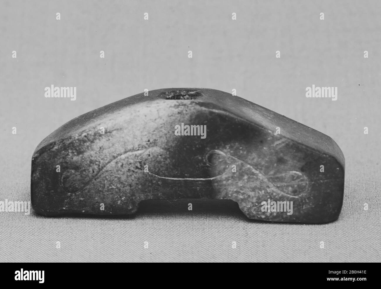 Schwertpommel, China, Han-Dynastie (206 v. Chr.-A.C. 220), Kultur: China, Jade, H. 3/4 Zoll (1,9 cm); W. 2 Zoll (5,1 cm); D. 9/16 Zoll (1,4 cm), Jade Stockfoto