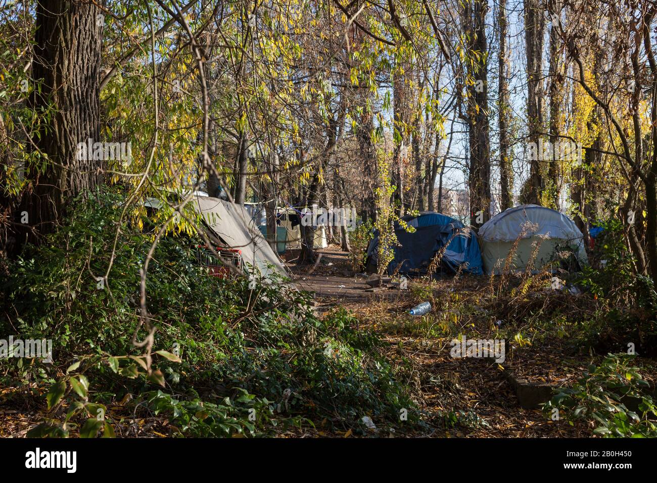 17.11.2018, Berlin, Berlin, Deutschland - Zelte von Obdachlosen am Paul-und-Paula-Ufer in Berlin-Rummelsburg. 00P181117D105CAROEX.JPG [MODELLRELEAS Stockfoto