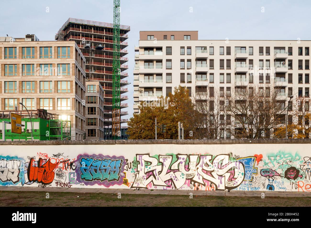 10.11.2018, Berlin, Berlin, Deutschland - Bau von Wohn- und Bürogebäuden in der East-Side-Galerie in der Mühlenstraße in Berlin-Friedrichs Stockfoto