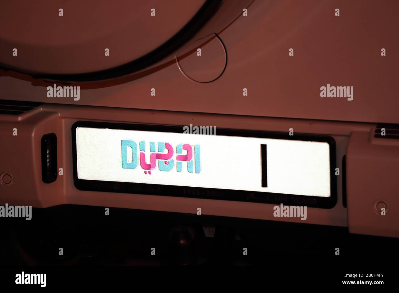 28.03.2019, Dubai, Vereinigte Arabische Emirate - Kennzeichen an einem Auto. 00S190328D039CAROEX.JPG [MODEL RELEASE: Nein, PROPERTY RELEASE: No (c) caro images / Stockfoto