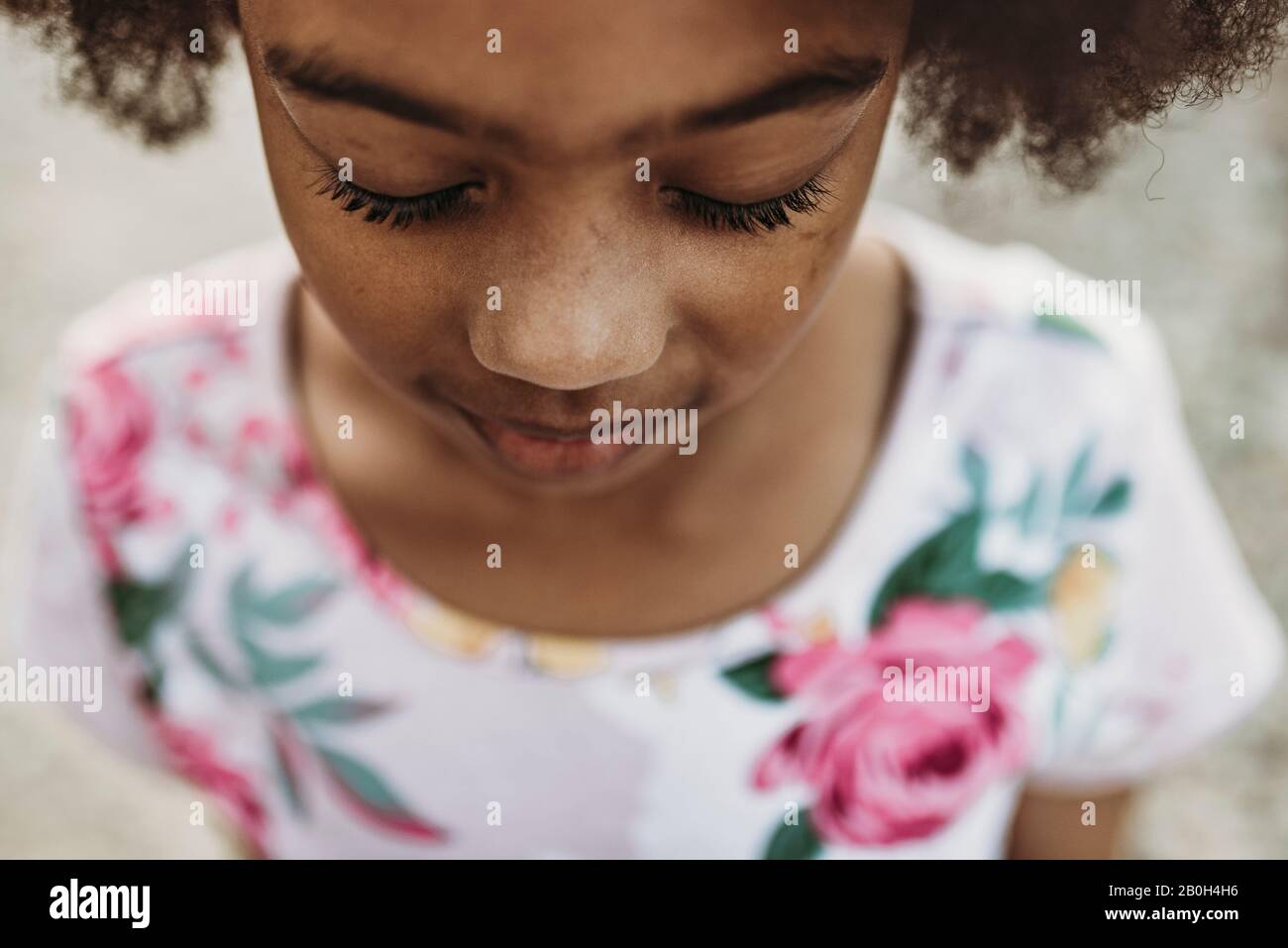 Nahaufnahme Porträt von jungen Mädchen im schulpflichten Alter mit geschlossenen Augen Stockfoto