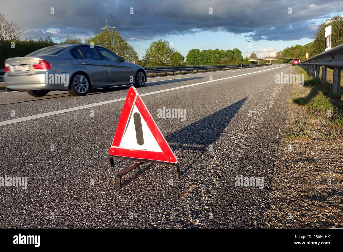 04.05.2019, Hamburg, Hamburg, Deutschland - Warndreieck wird bei einer Panne auf die harte Schulter der AUTOBAHN A24 gelegt. 00S190504D048 Stockfoto