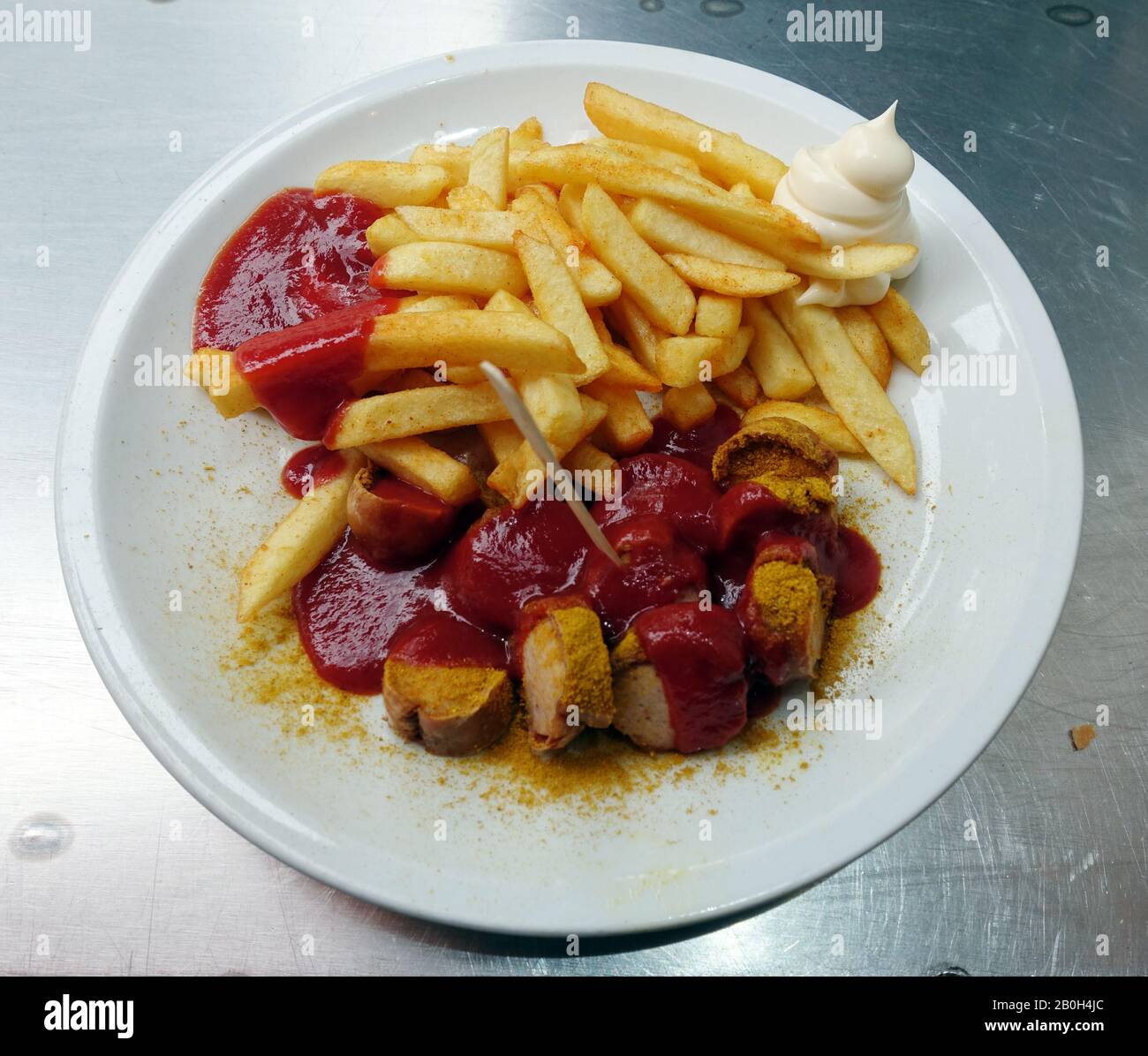 20.05.2019, Berlin, Berlin, Deutschland - Curry-Wurst und Pommes frites auf einem Teller. 00S190520D087CAROEX.JPG [MODEL RELEASE: NO, PROPERTY RELEASE: NO (C Stockfoto