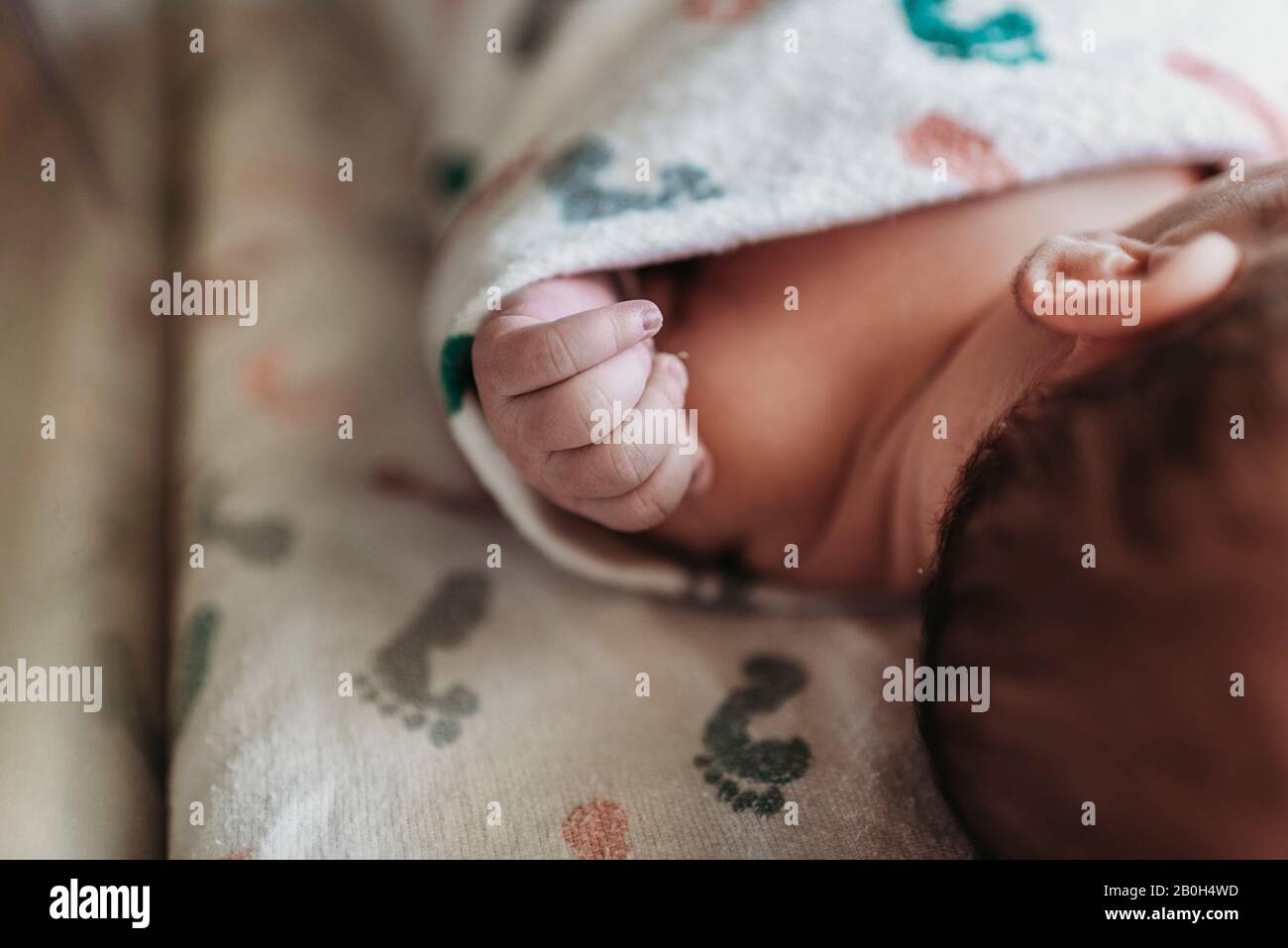 Nahaufnahme Detail der neugeborenen Jungen Hand im Krankenhaus Stockfoto