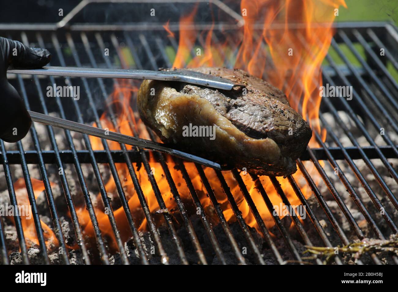 23.06.2019, Hannover, Niedersachsen, Deutschland - Fleisch wird auf einem Grill zubereitet. 00S190623D333CAROEX.JPG [MODEL RELEASE: Nein, PROPERTY RELEASE: No (c) caro i. Stockfoto
