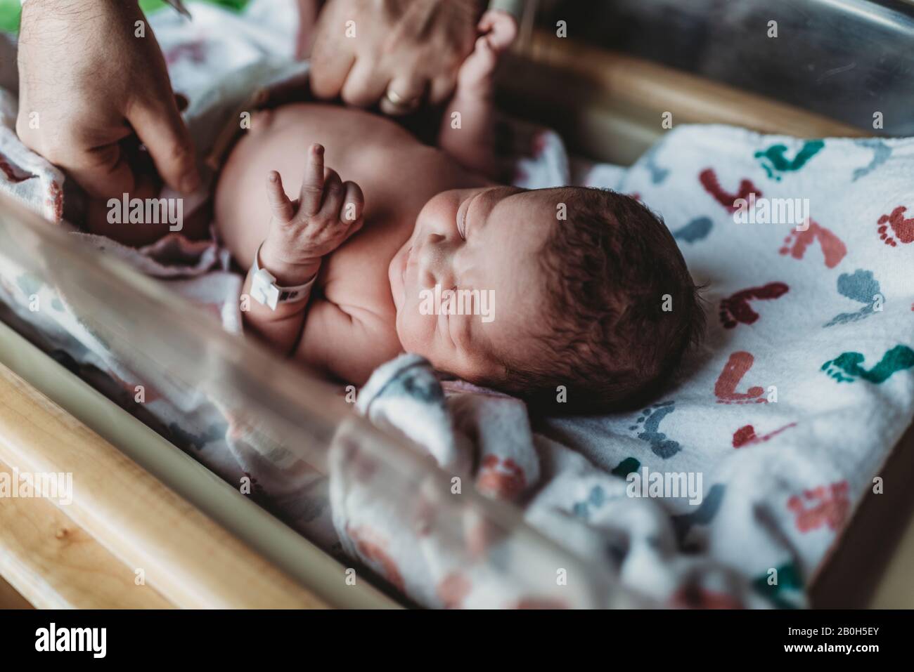 Neugeborener Junge mit Windel im Krankenhaus geändert Stockfoto